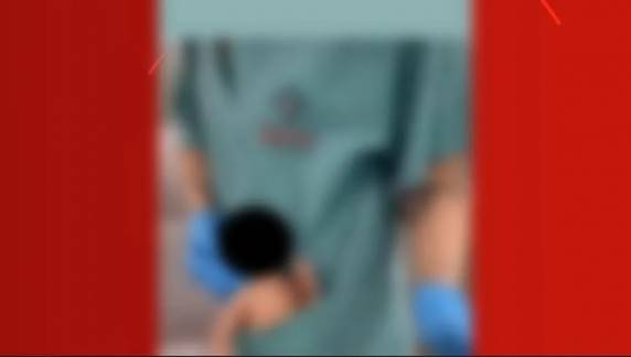 Criança nasceu prematura, junto com o irmão gêmeo, em um hospital de Itajaí. Além da fisioterapeuta que aparece na gravação, três técnicas de enfermagem foram demitidas em Itajaí.