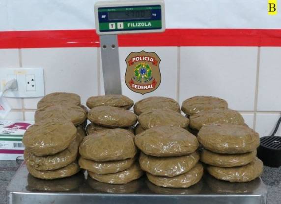 Homem de 78 anos disse à polícia que teve a viagem paga por um empresário e que recebeu a mala com a droga de um desconhecido