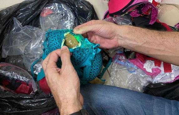 Homem de 78 anos disse à polícia que teve a viagem paga por um empresário e que recebeu a mala com a droga de um desconhecido