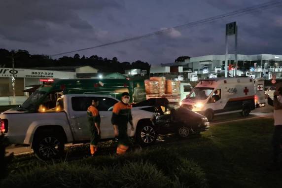 Motorista fica preso nas ferragens após acidente entre carro e caminhonete na Rota do Sol, em Caxias do Sul - foto 3
