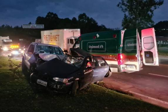 Motorista fica preso nas ferragens após acidente entre carro e caminhonete na Rota do Sol, em Caxias do Sul - foto 2
