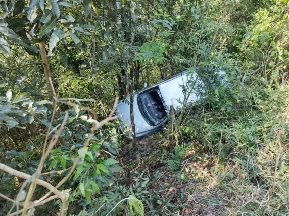 Um automóvel capotou em uma barranco na lateral da rodovia