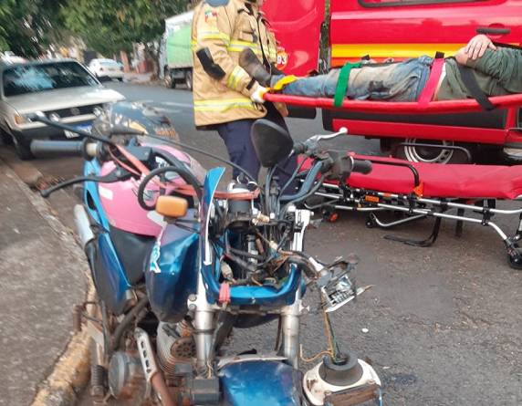 Condutor da moto foi socorrido pelo Corpo de Bombeiros