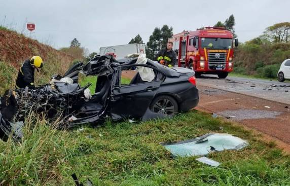 Segundo as informações, uma BMW com placas de São Paulo e um caminhão de Pântano Grande se envolveram no acidente