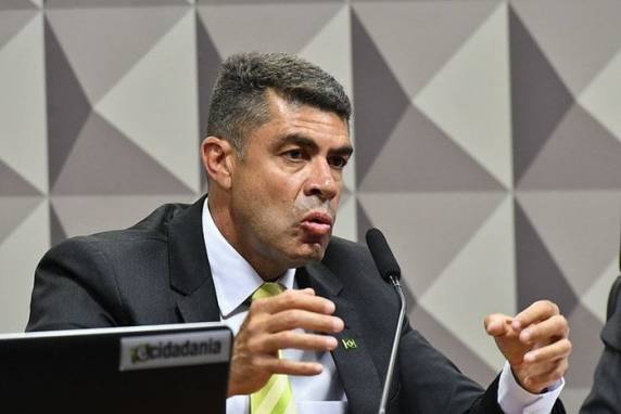 Luís Marcos dos Reis, ex-ajudante de ordens de Bolsonaro, silenciou quando foi questionado sobre pagamento de contas da ex-primeira-dama Michelle com dinheiro vivo repassado por empresa