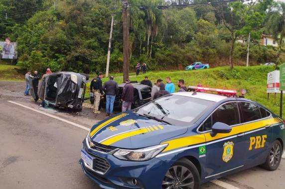 Colisão entre dois carros ocorreu no km 182, próximo da garagem da prefeitura