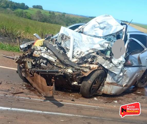 O acidente aconteceu logo após meio dia desta sexta-feira, e resultou na morte de uma jovem de 27 anos