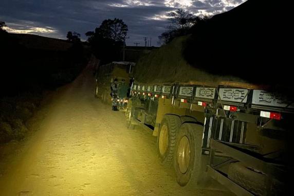 Grãos estavam em dois caminhões que foram abordados no interior de Tiradentes do Sul