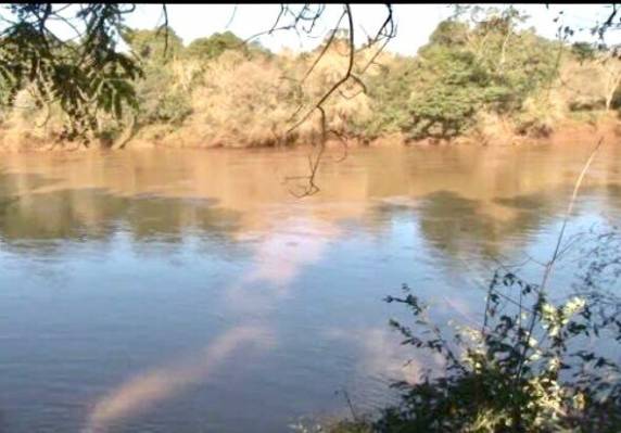 A balsa faz a travessia do rio Ijuí na divisa dos municípios de Mato Queimado e Guarani das Missões