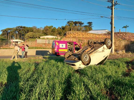 Carro colidiu contra outro e depois saiu da pista na tarde deste sábado