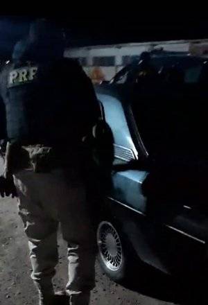 Ele estava acompanhado de uma jovem de 17 anos; o pai da passageira foi buscá-la, mas também havia ingerido bebida alcoólica