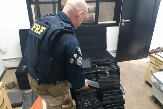 Segundo a polícia, a droga vinha do Paraná e o veículo teria sido alugado para serviços de transporte por aplicativo