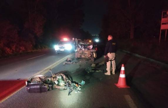 Conforme a Polícia Rodoviária Federal, moto e carro colidiram frontalmente