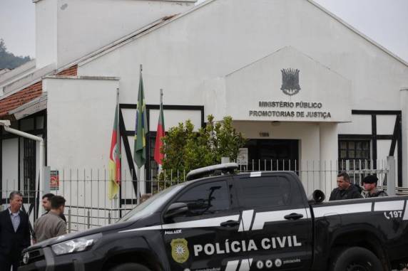 As condenações são por dois casos de roubo e extorsão e um por tentativa de homicídio qualificado. Conhecido como "Dedé", cumpre pena atualmente na Penitenciária Estadual de Arroio dos Ratos