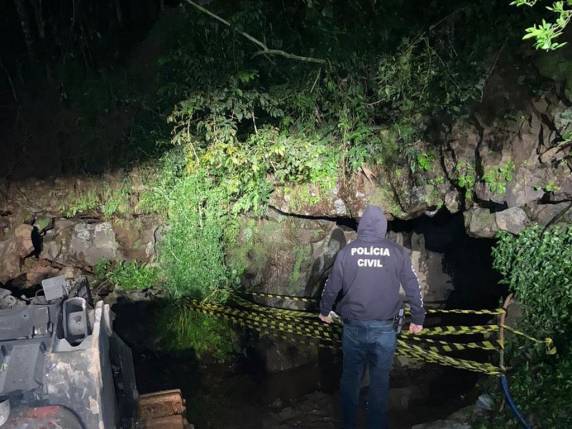 Polícia Civil diz que duas pessoas trabalhavam no local, entre elas o homem que morreu. Equipe do Grupo de Ações Táticas Especiais (GATE) deve verificar se ainda há explosivos.