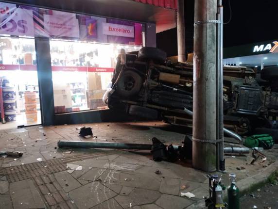 Grave colisão entre ambulância e caminhonete deixa dois feridos no centro de Passo Fundo - foto 4