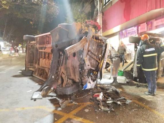 Grave colisão entre ambulância e caminhonete deixa dois feridos no centro de Passo Fundo - foto 3