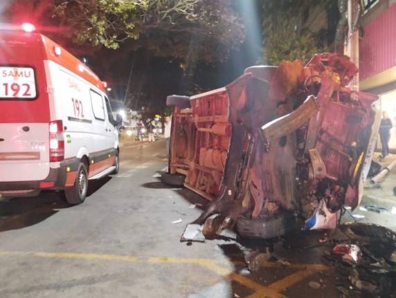 Grave colisão entre ambulância e caminhonete deixa dois feridos no centro de Passo Fundo - foto 2