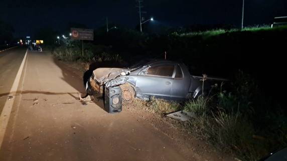 Um dos veículos acidentado saiu da pista e ingressou em um mato