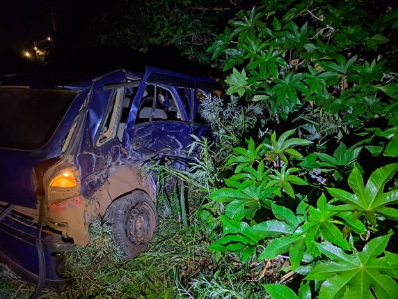 Um dos veículos acidentado saiu da pista e ingressou em um mato