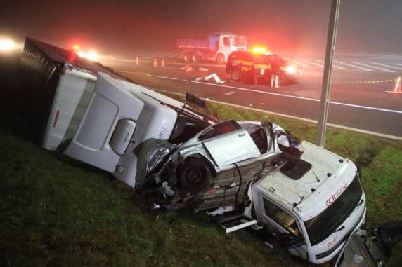 Guincho removia carro da rodovia, quando uma carreta colidiu nos dois veículos