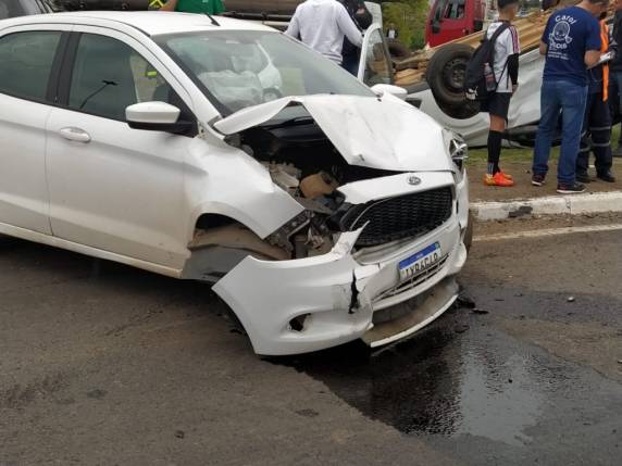 Colisão e capotamento é registrado na BR-285 com a ERS-135 em Passo Fundo - foto 3