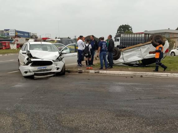 Colisão e capotamento é registrado na BR-285 com a ERS-135 em Passo Fundo - foto 2