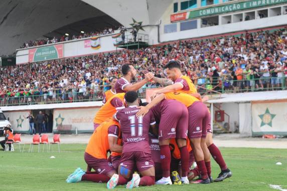 Com a marca do artilheiro da competição, time constrói vitória nos minutos finais da partida no Rio