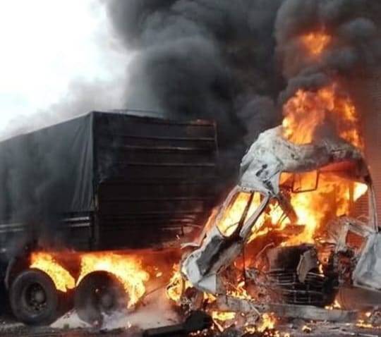 Rodovia está totalmente interditada no sentido Ponta Grossa na noite deste sábado (2). Batida foi próxima ao distrito de São Luiz do Purunã. Polícia não informou número de veículos envolvidos.
