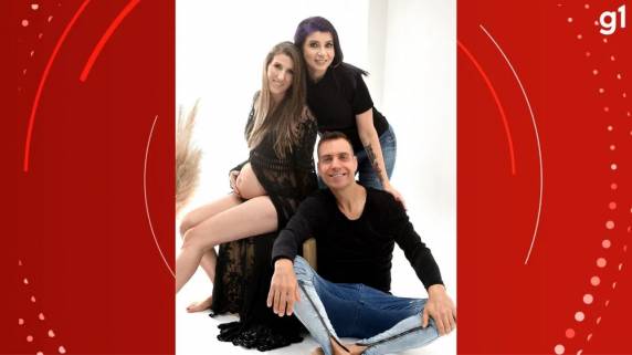 Uma das mulheres está grávida. Nascimento do bebê está previsto para outubro. Criança terá direito ao registro multiparental, ou seja, vai poder ter os nomes dos três.