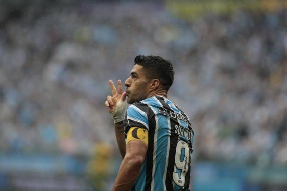 Tricolor, que ganhou por 2 a 0, ficou a 12 pontos dos cariocas, mas com um jogo a menos