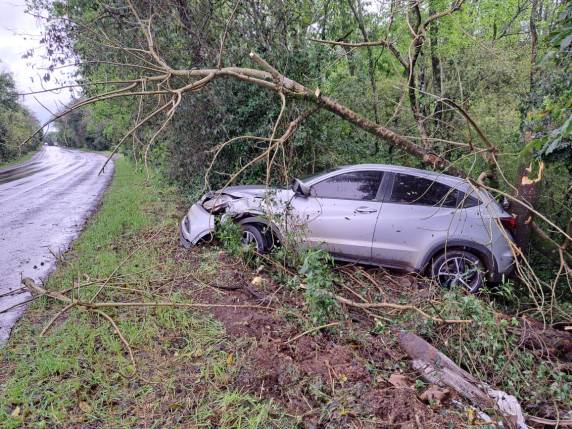 Três acidentes em trecho de um quilômetro da BR-285 em Ijuí - foto 2
