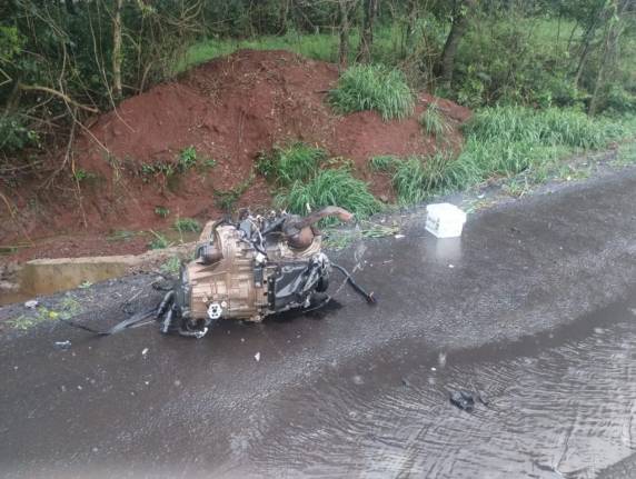 A colisão foi entre um UP de cor branca e um Jeep Compas, de cor preta