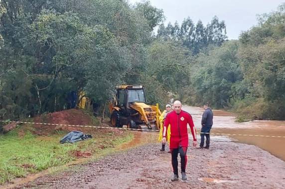 Homem morre após carro ser levado pela correnteza em Mato Castelhano - foto 2