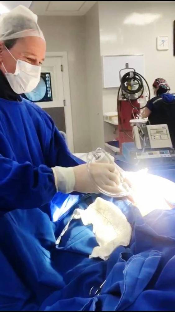 Recentemente, foi realizado no Centro Cirúrgico do Hospital Vida & Saúde, uma cirurgia percutânea de hérnia ? a primeira deste tipo realizada no município