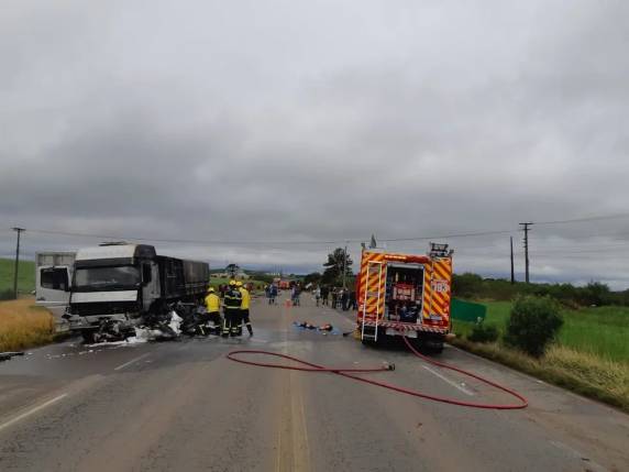 Mortos estavam no mesmo veículo, modelo Gol. Acidente aconteceu em trecho da rodovia em Campos Novos, no Oeste.