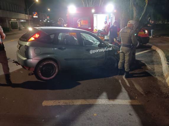 Mulher bate veículo em vitrine de loja, sai do local e bate contra uma árvore no Centro de Santa Rosa - foto 4