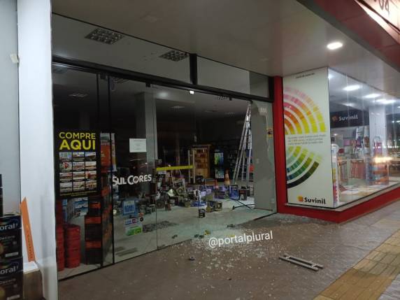 Mulher bate veículo em vitrine de loja, sai do local e bate contra uma árvore no Centro de Santa Rosa - foto 5