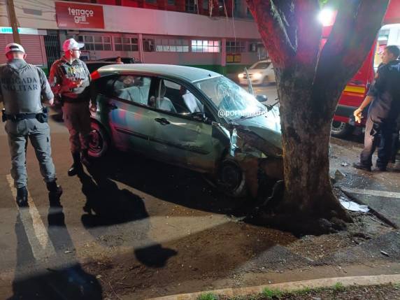 Mulher bate veículo em vitrine de loja, sai do local e bate contra uma árvore no Centro de Santa Rosa - foto 2