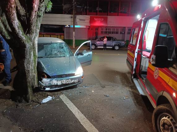 Mulher bate veículo em vitrine de loja, sai do local e bate contra uma árvore no Centro de Santa Rosa - foto 3