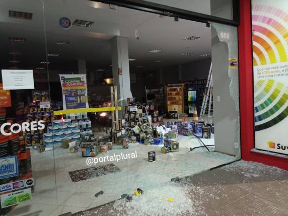 Motorista chegou a conduzir o veículo com uma lata de tinta sob o capo