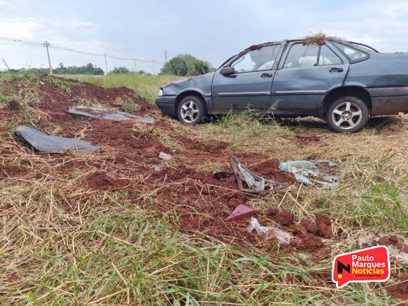 Veículo com cinco pessoas capota na BR-472 em Três de Maio - foto 3