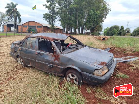 Veículo com cinco pessoas capota na BR-472 em Três de Maio - foto 2
