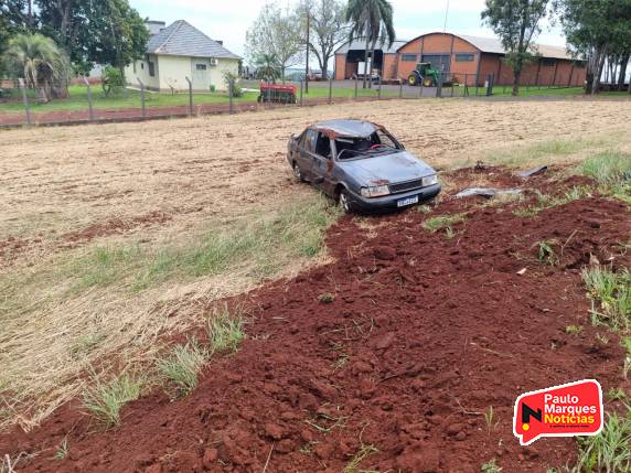 Veículo com cinco pessoas capota na BR-472 em Três de Maio - foto 5