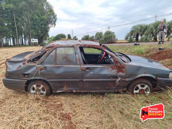 Veículo com cinco pessoas capota na BR-472 em Três de Maio - foto 4