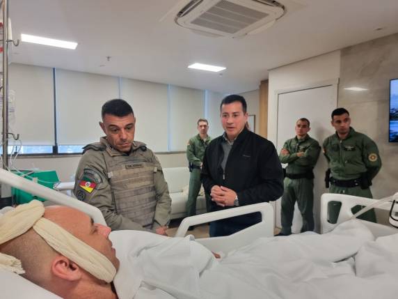 Brigada Militar postou imagens no X, que mostram o policial Tiago Augusto Bastiani durante visita do Secretário de Segurança Pública/RS e Comando da BM em hospital