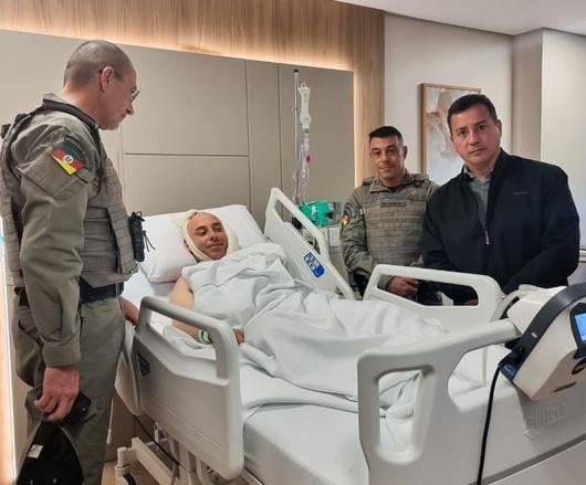 Brigada Militar postou imagens no X, que mostram o policial Tiago Augusto Bastiani durante visita do Secretário de Segurança Pública/RS e Comando da BM em hospital