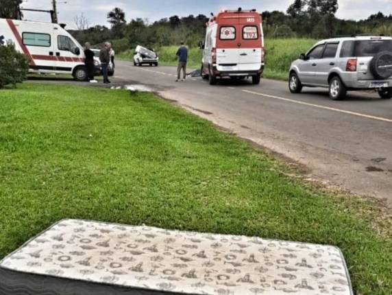 Acidente aconteceu nesta quinta-feira (07). Homem levava dois colchões em uma caçamba quando um deles caiu, e o homem acabou se acidentando.