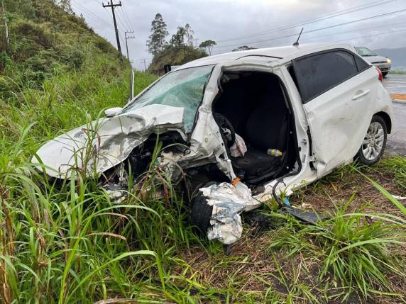 Acidente ainda deixou outros três feridos; carros ficaram totalmente danificados
