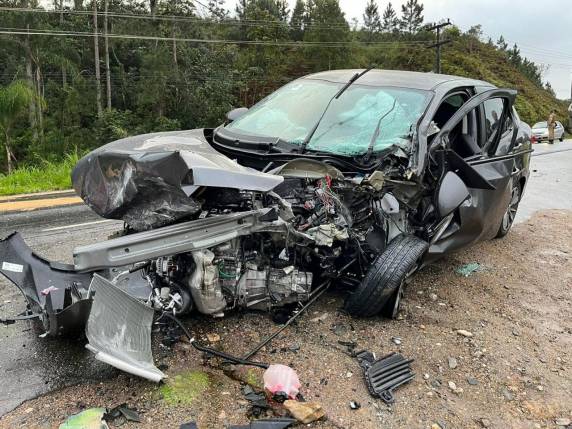 Acidente ainda deixou outros três feridos; carros ficaram totalmente danificados